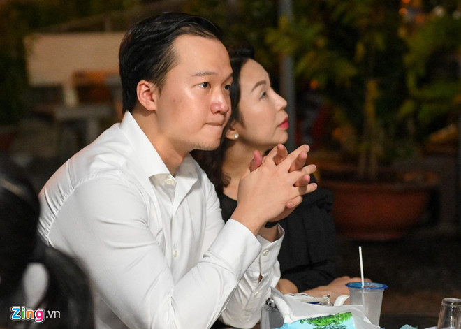 Diễm My 9X khóc nức nở trước linh cữu mẹ