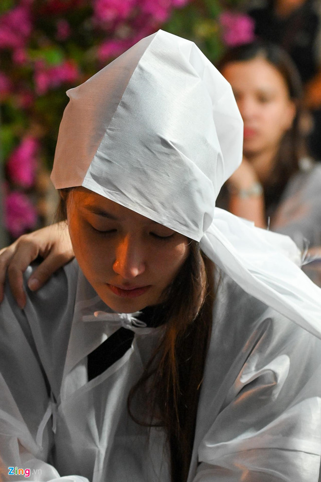 Diễm My 9X khóc nức nở trước linh cữu mẹ