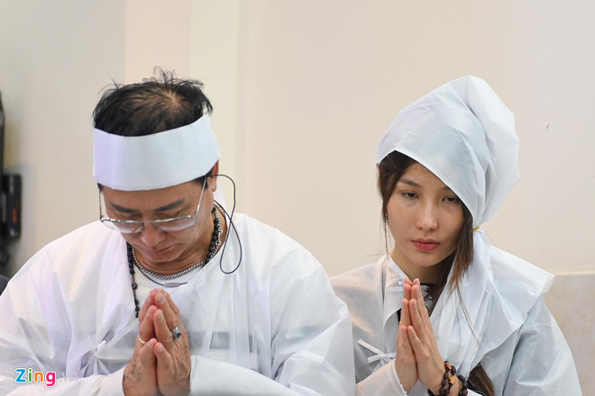 Diễm My 9X khóc nức nở trước linh cữu mẹ