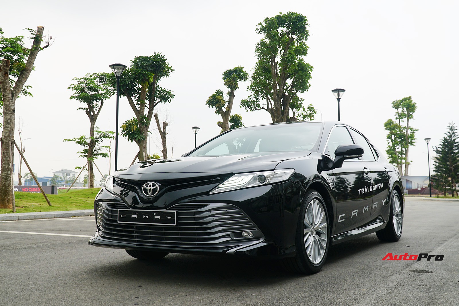 Toyota Camry 2019 chính thức ra mắt tại Việt Nam: Lột xác toàn diện để giữ vua doanh số phân khúc