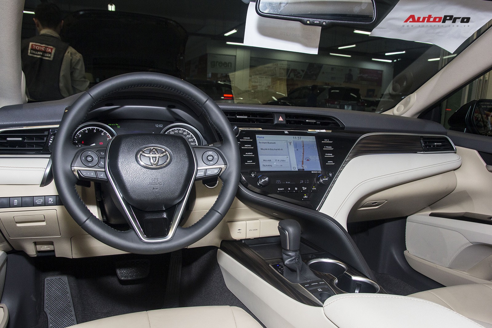 Toyota Camry 2019 chính thức ra mắt tại Việt Nam: Lột xác toàn diện để giữ vua doanh số phân khúc