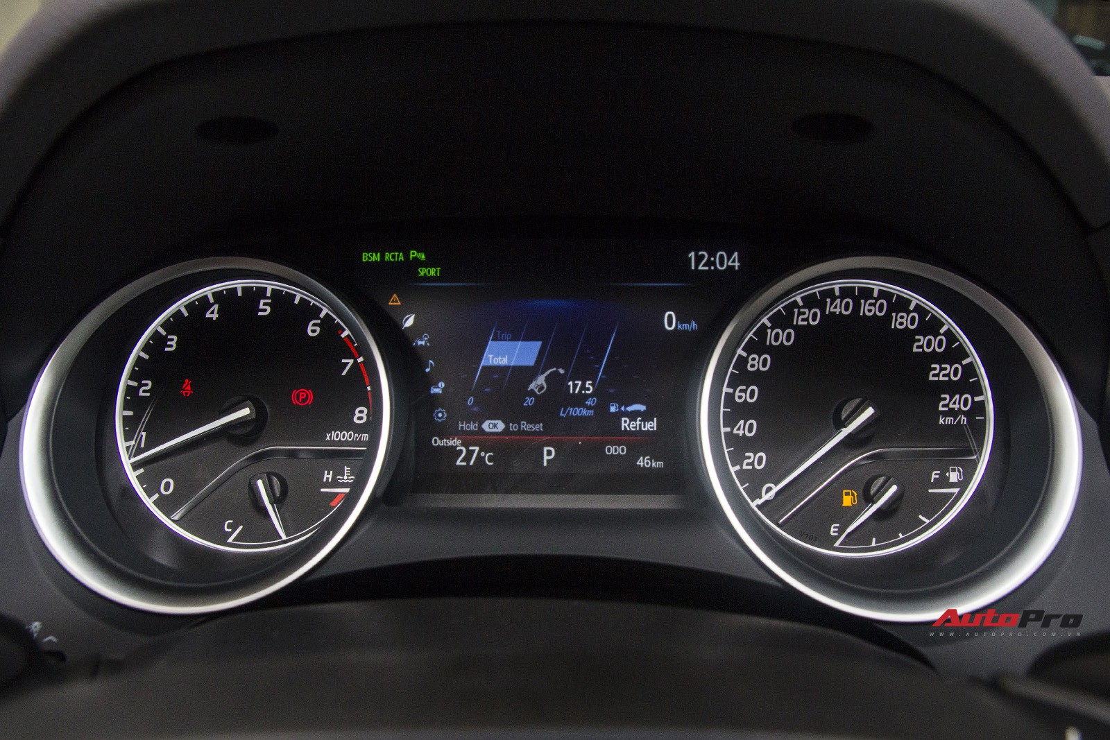 Toyota Camry 2019 chính thức ra mắt tại Việt Nam: Lột xác toàn diện để giữ vua doanh số phân khúc