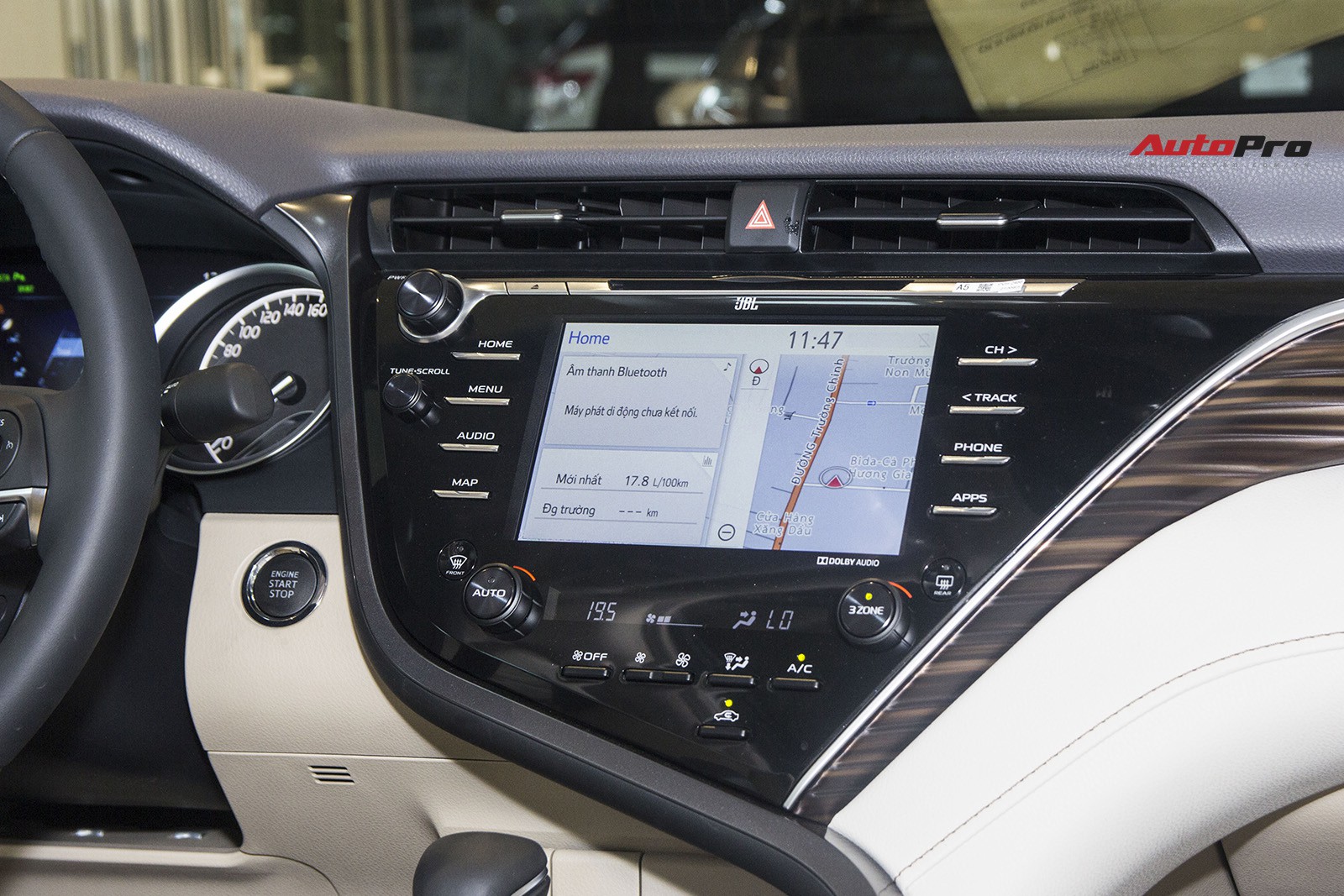 Toyota Camry 2019 chính thức ra mắt tại Việt Nam: Lột xác toàn diện để giữ vua doanh số phân khúc