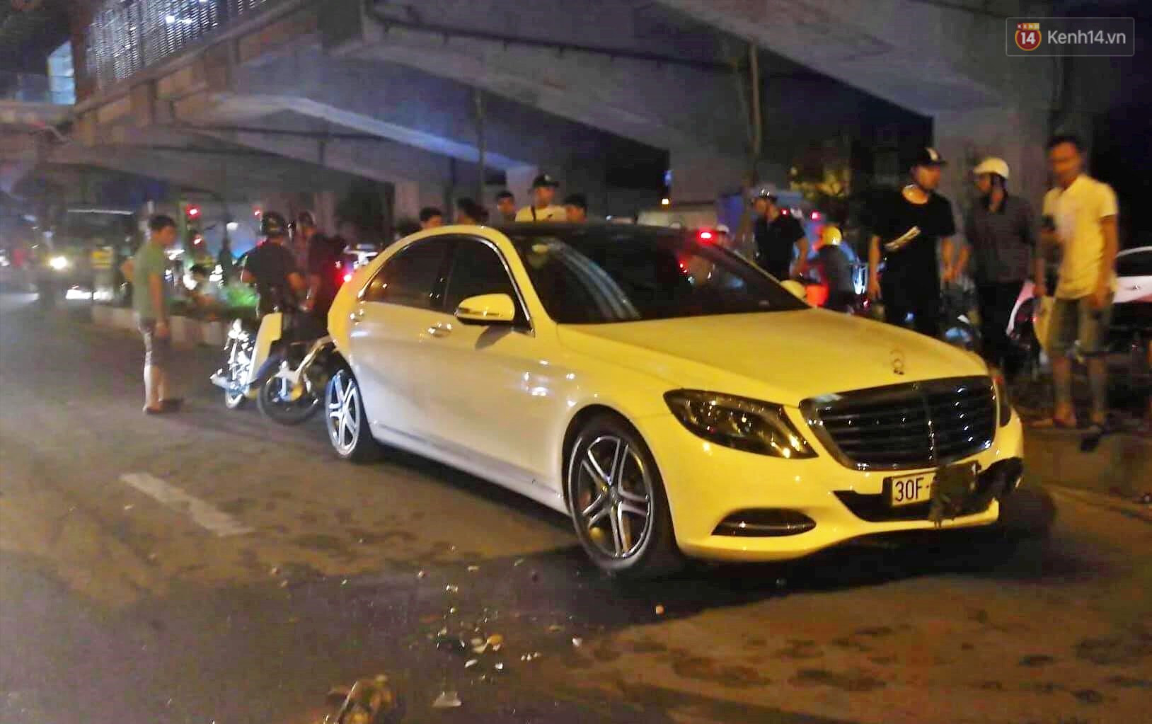 Nóng: Ô tô đâm liên hoàn trên đường phố Hà Nội, ít nhất 1 công nhân môi trường tử vong