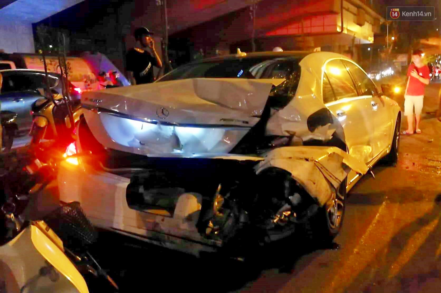 Nóng: Ô tô đâm liên hoàn trên đường phố Hà Nội, ít nhất 1 công nhân môi trường tử vong