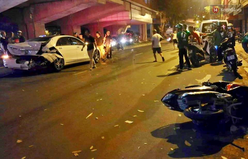 Nóng: Ô tô đâm liên hoàn trên đường phố Hà Nội, ít nhất 1 công nhân môi trường tử vong