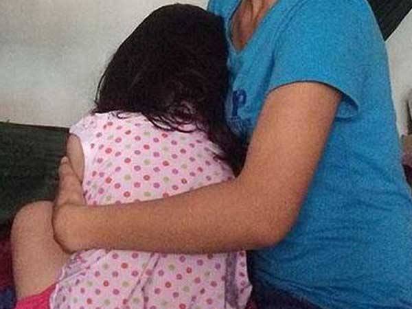 Khởi tố thiếu niên 16 tuổi đánh bài tụt quần 2 bé gái