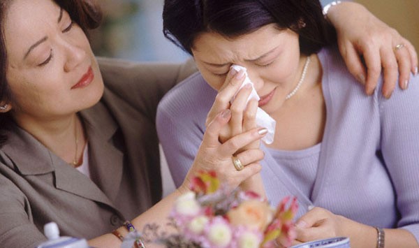 Ra khỏi tòa, tôi bật khóc khi thấy mẹ chồng đứng đợi sẵn với lon nước sâm và đưa tôi cuốn sổ tiết kiệm 500 triệu đồng