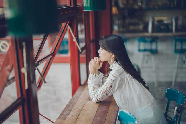 Mới cưới được vài tháng, chồng đã ngoại tình với một người đàn bà xấu xí và bao biện lý phản bội khiến tôi nghe mà uất nghẹn cổ