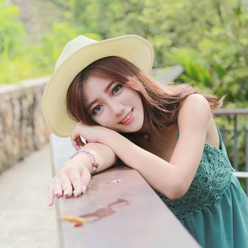 Hot girl ngực khủng thả đèn trời ước bạn trai to, khỏe gây xôn xao
