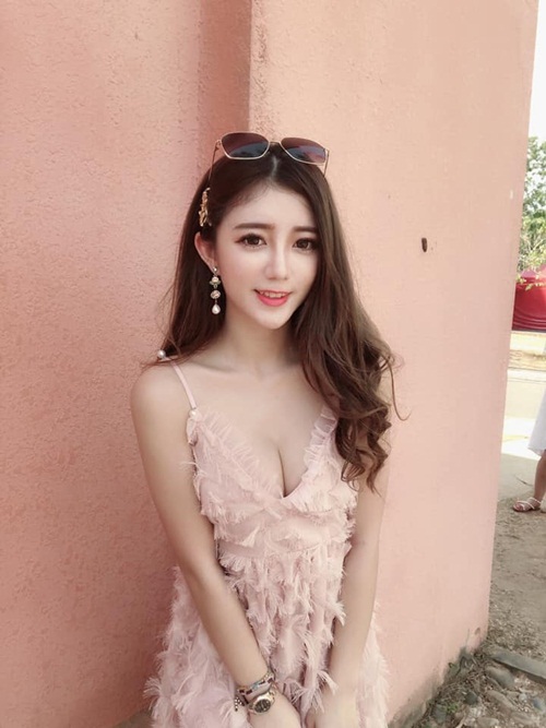 Hot girl ngực khủng thả đèn trời ước bạn trai to, khỏe gây xôn xao