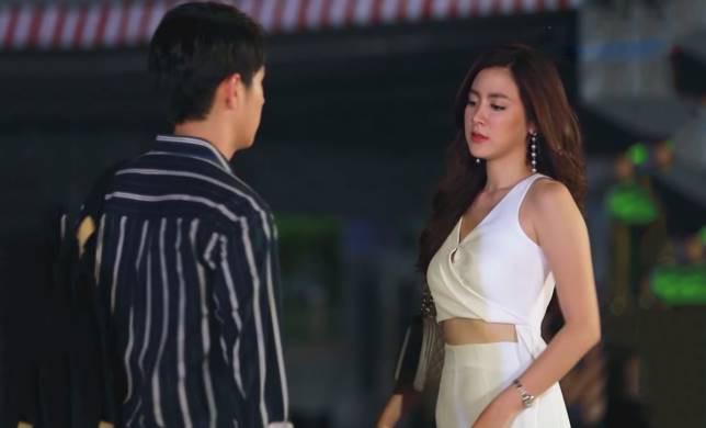 Ánh mắt si mê của chồng dành cho người cũ khiến tôi bừng tỉnh