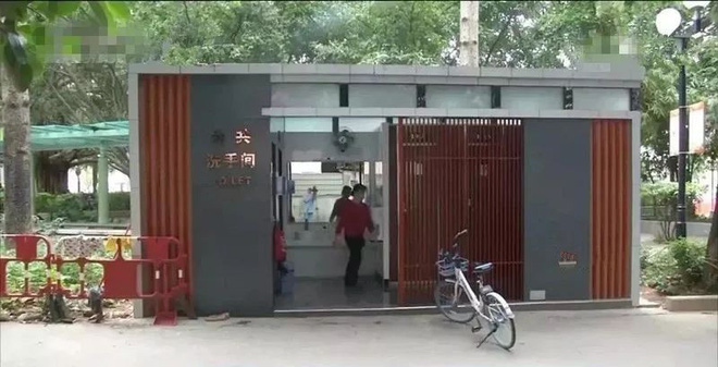 Cô gái trẻ đánh đập bà lao công vì dám cản chó cưng tắm trong bồn rửa tay