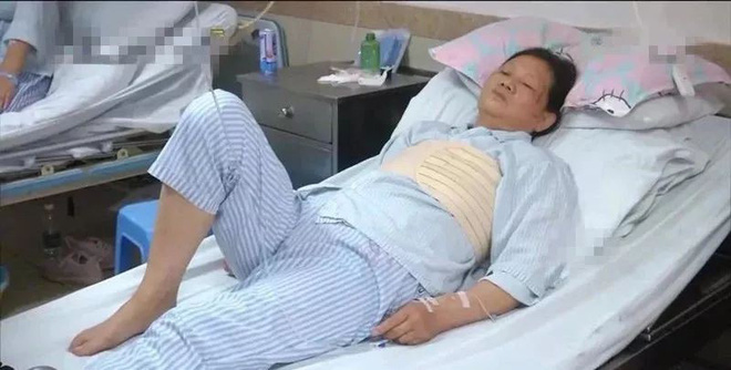 Cô gái trẻ đánh đập bà lao công vì dám cản chó cưng tắm trong bồn rửa tay