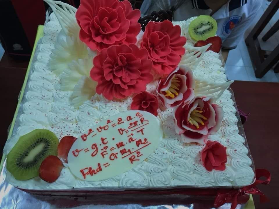 Hoa mắt với những chiếc bánh sinh nhật đậm chất học trò: Chẳng thấy lời chúc đâu mà ghi toàn công thức Toán - Lý - Hóa Hoa mắt với những chiếc bánh sinh nhật đậm chất học trò: Chẳng thấy lời chúc đâu mà ghi toàn công thức Toán - Lý - Hóa