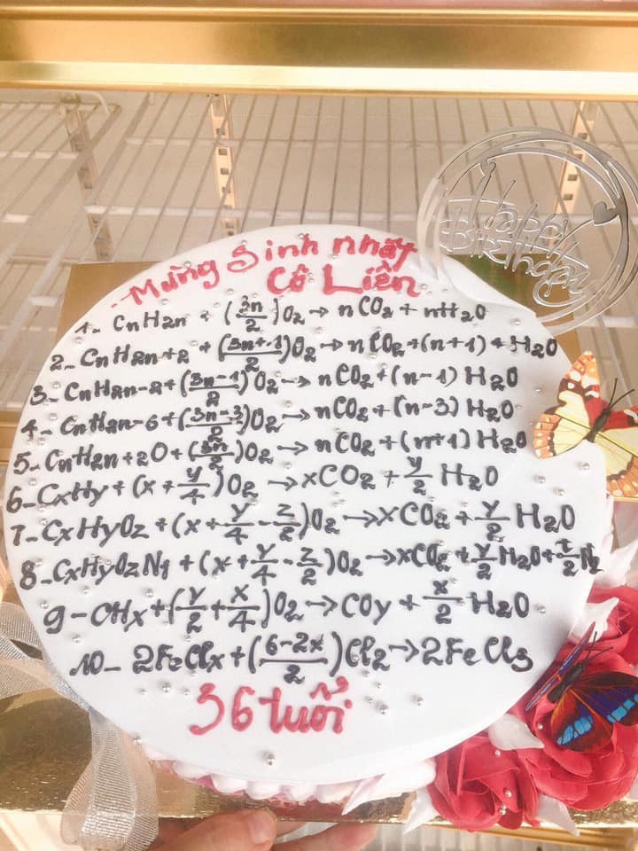 Hoa mắt với những chiếc bánh sinh nhật đậm chất học trò: Chẳng thấy lời chúc đâu mà ghi toàn công thức Toán - Lý - Hóa Hoa mắt với những chiếc bánh sinh nhật đậm chất học trò: Chẳng thấy lời chúc đâu mà ghi toàn công thức Toán - Lý - Hóa