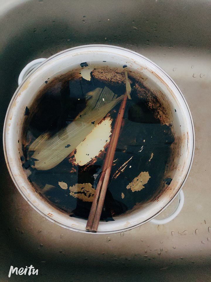 Bà mẹ U60 bị con gái bóc phốt làm cháy đen cả nồi ngô luộc chỉ vì mải sống ảo trên điện thoại