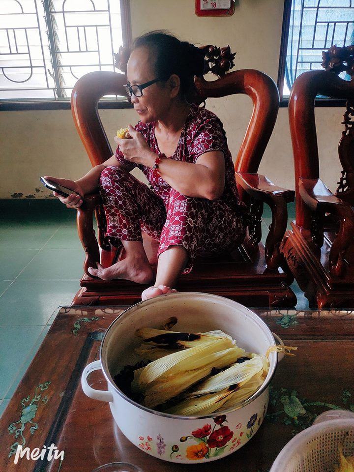 Bà mẹ U60 bị con gái bóc phốt làm cháy đen cả nồi ngô luộc chỉ vì mải sống ảo trên điện thoại