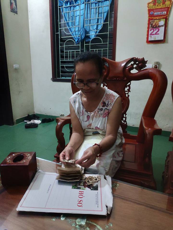 Bà mẹ U60 bị con gái bóc phốt làm cháy đen cả nồi ngô luộc chỉ vì mải sống ảo trên điện thoại