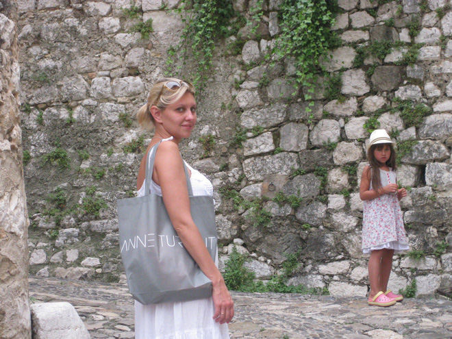 Vợ danh hài vừa đắc cử Tổng thống Ukraine xinh đẹp và giàu có cỡ nào?