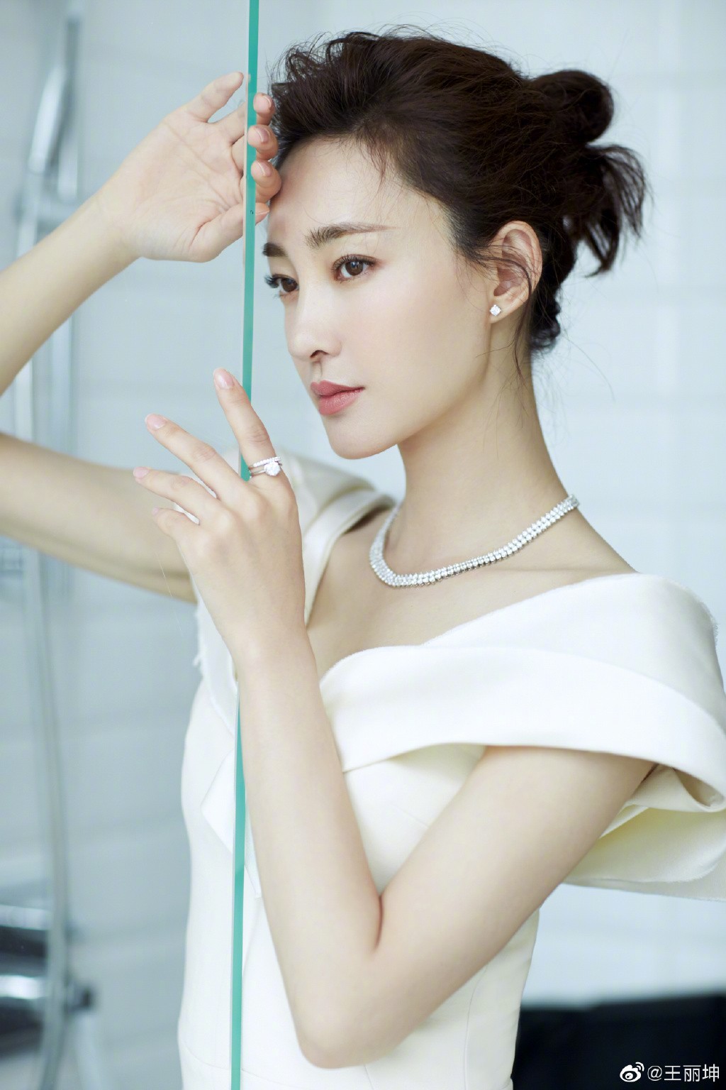 Nữ thần mặt mộc Vương Lệ Khôn: Quá khứ tiểu tam trả giá bằng cái lắc đầu chê bai của mẹ chồng tương lai