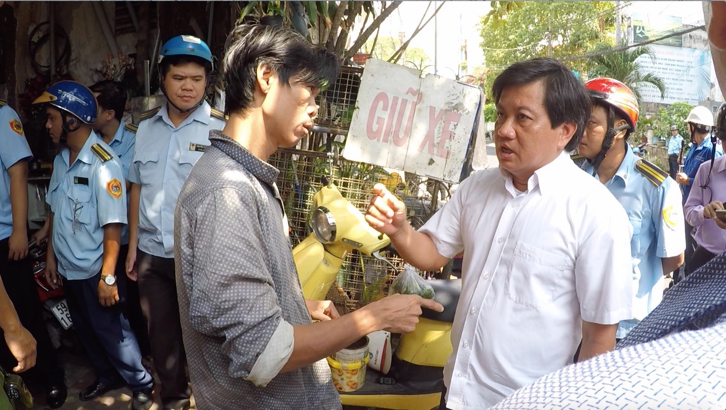 Ông Đoàn Ngọc Hải dẫn đoàn liên ngành đi bắt chó thả rông, chủ chó bực tức chửi bới rồi ngăn cản lực lượng chức năng