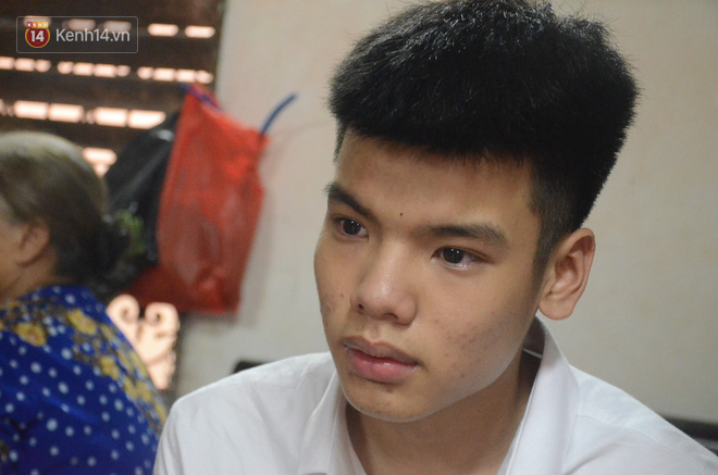 Con trai nữ công nhân môi trường bị xe điên tông tử vong: Mẹ em ngày chạy Grab, tối làm công nhân để lo cho em ăn học...