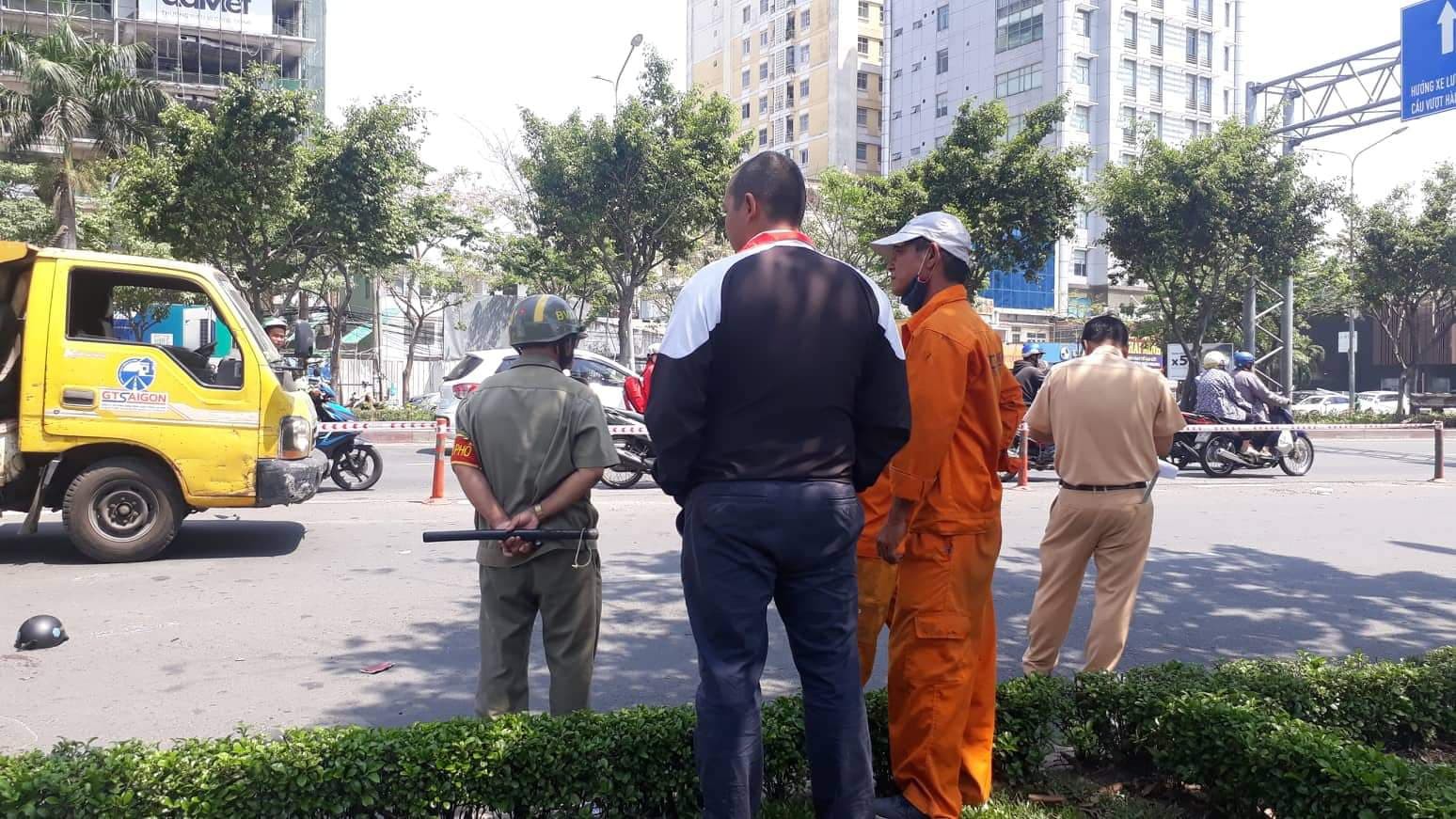 TP.HCM: Tông vào xe dọn vệ sinh đậu giữa đường, một ninja nguy kịch