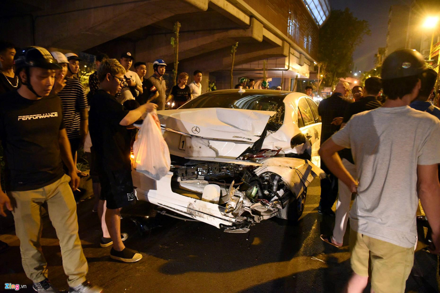 Nữ chủ nhân chiếc Mercedes S400 kể lại đêm kinh hoàng trên đường Láng