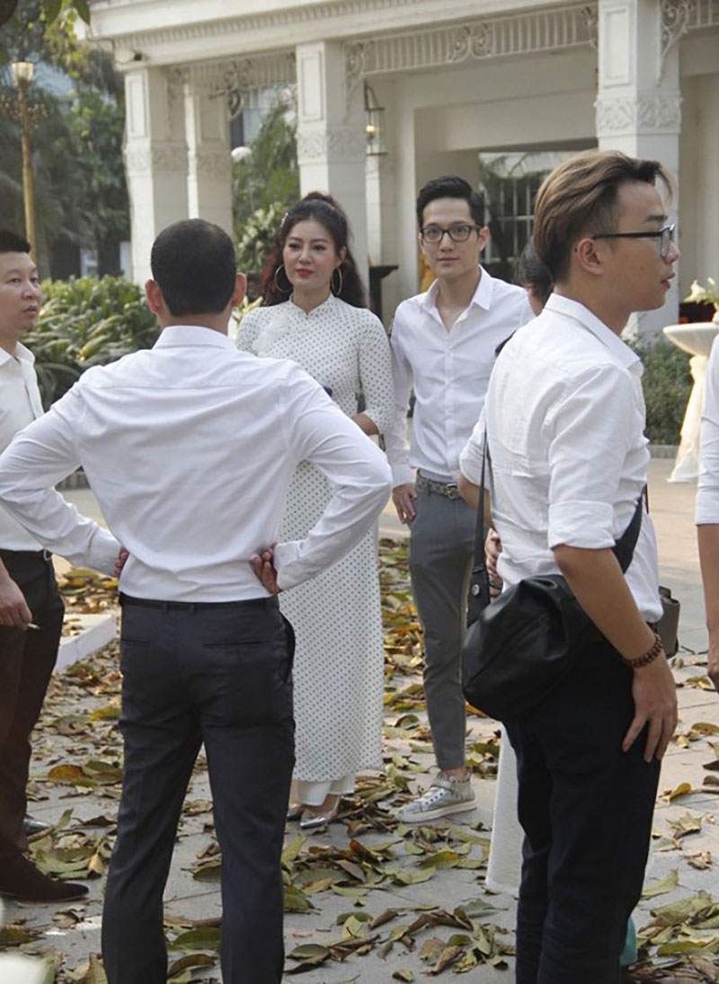 Dàn sao phía Bắc nô nức đến dự đám cưới hoành tráng của NSND Trung Hiếu và vợ trẻ kém gần 2 giáp