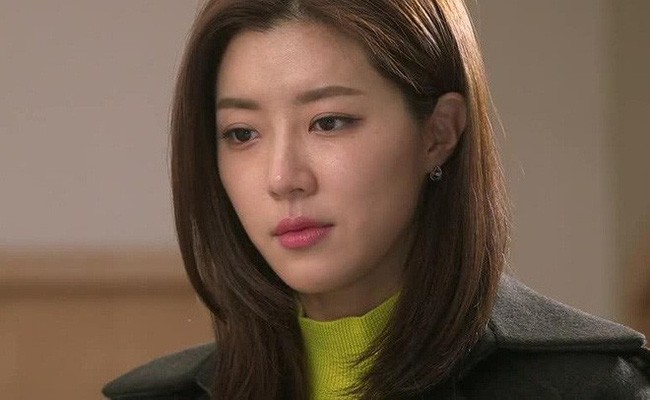 Mẹ đẻ vừa đi khỏi, mẹ chồng giật ngay túi thịt gà ném vào thùng rác, nàng dâu ức chế bật lại khiến bà câm nín