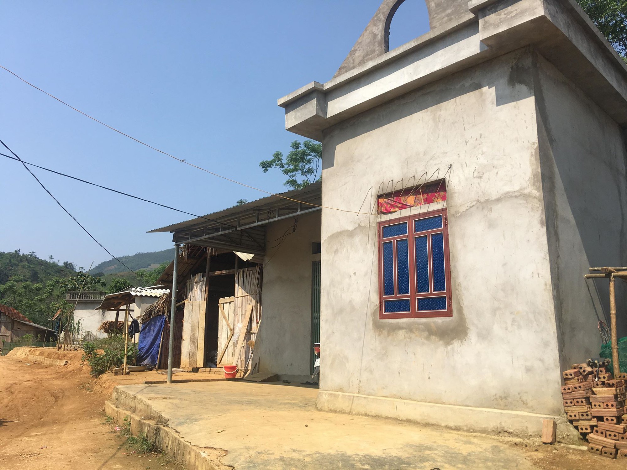 Vụ nữ sinh lớp 8 có bầu: Thầy còn mua thuốc tránh thai bắt em tôi uống, cấm không được nói cho ai biết