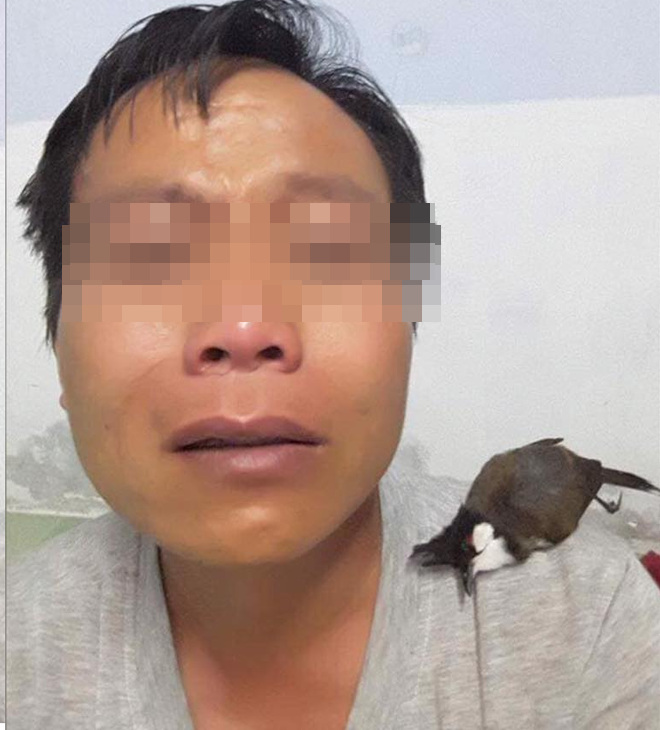 Ông chồng bỏ cả làm, ngồi khóc mấy tiếng bên xác bạn thân khiến vợ cáu tiết, biết lý do nhiều người lại bênh