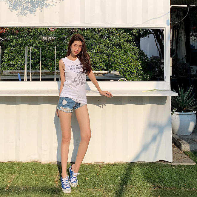 Chỉ 1 chiếc quần mà mix được tới 5 kiểu, jean shorts chính là item đinh của các nàng trong dịp nghỉ lễ Chỉ 1 chiếc quần mà mix được tới 5 kiểu, jean shorts chính là item đinh của các nàng trong dịp nghỉ lễ