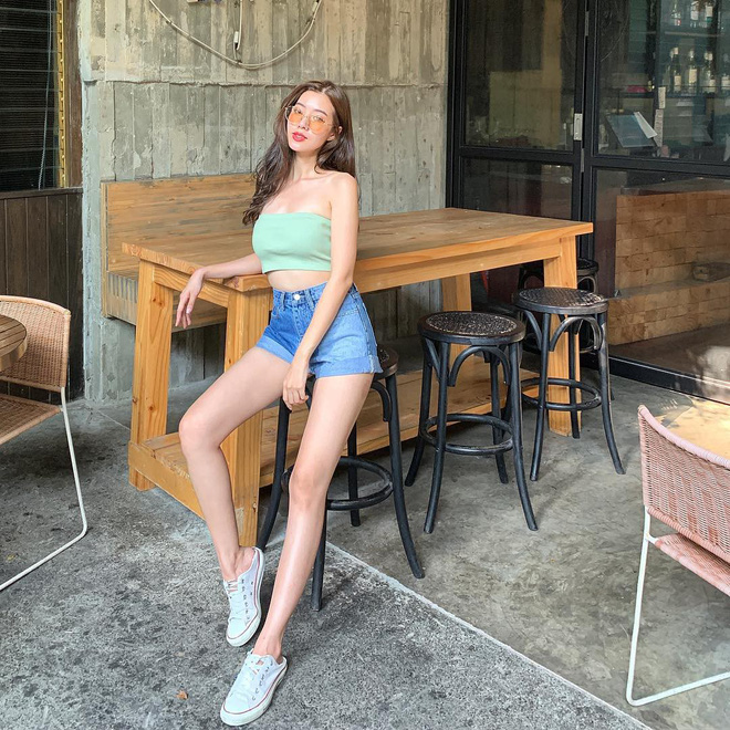 Chỉ 1 chiếc quần mà mix được tới 5 kiểu, jean shorts chính là item đinh của các nàng trong dịp nghỉ lễ Chỉ 1 chiếc quần mà mix được tới 5 kiểu, jean shorts chính là item đinh của các nàng trong dịp nghỉ lễ