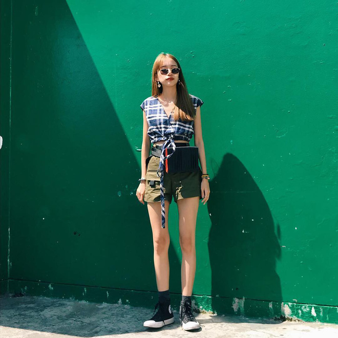 Chỉ 1 chiếc quần mà mix được tới 5 kiểu, jean shorts chính là item đinh của các nàng trong dịp nghỉ lễ Chỉ 1 chiếc quần mà mix được tới 5 kiểu, jean shorts chính là item đinh của các nàng trong dịp nghỉ lễ