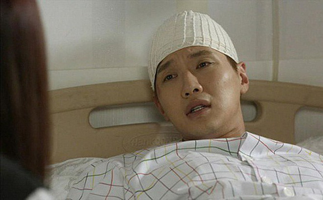 Vợ vất vả chăm chồng tai nạn nằm bẹp trên giường, vừa khỏi bệnh chưa lâu chồng đã mang người mới về giới thiệu với vợ