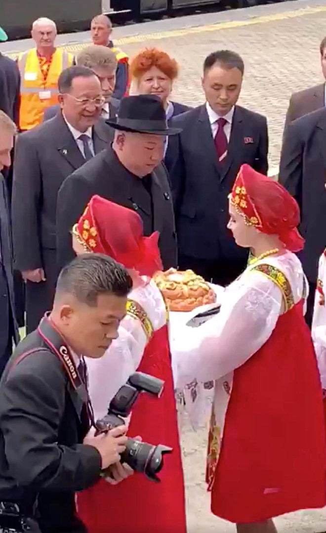 Ông Kim Jong Un được đón tiếp bằng bánh mì và muối như thế nào?