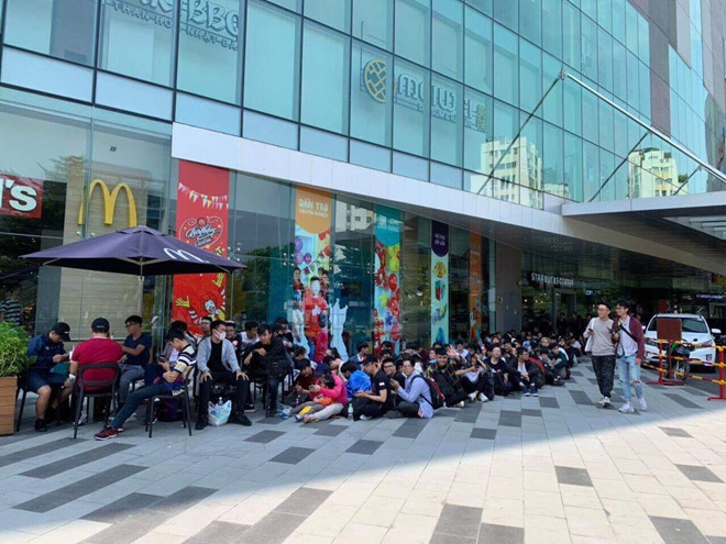 Hàng trăm người đội nắng, xếp hàng đợi xem bom tấn Avengers: Endgame