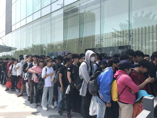 Hàng trăm người đội nắng, xếp hàng đợi xem bom tấn Avengers: Endgame