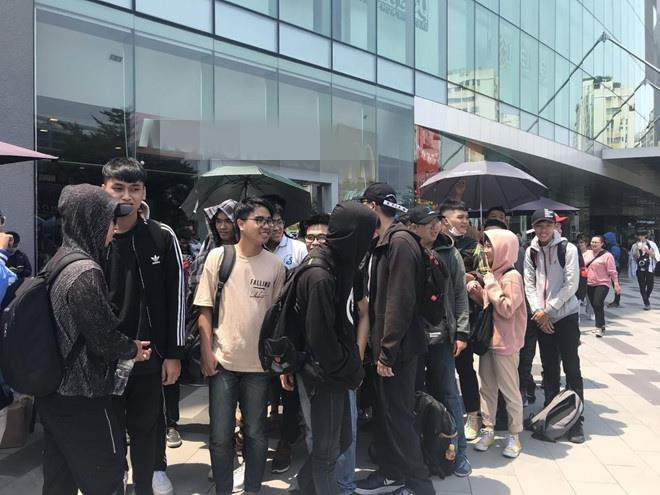 Hàng trăm người đội nắng, xếp hàng đợi xem bom tấn Avengers: Endgame