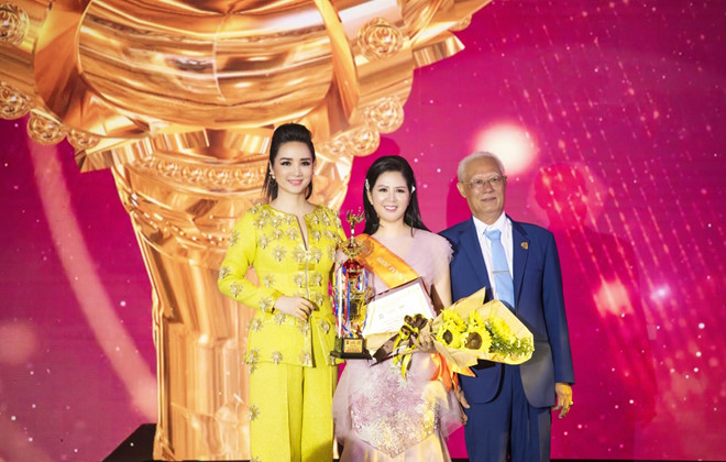 Vợ Thứ trưởng Bộ Tài chính được vinh danh Bông hồng quyền lực