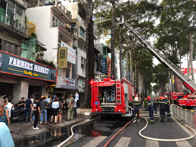 Căn nhà 5 tầng bốc cháy dữ dội, người dân tháo chạy hoảng loạn ngay trung tâm Sài Gòn