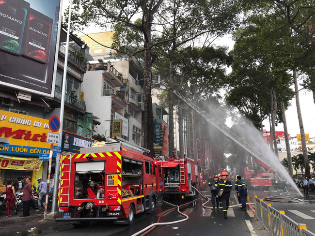Căn nhà 5 tầng bốc cháy dữ dội, người dân tháo chạy hoảng loạn ngay trung tâm Sài Gòn