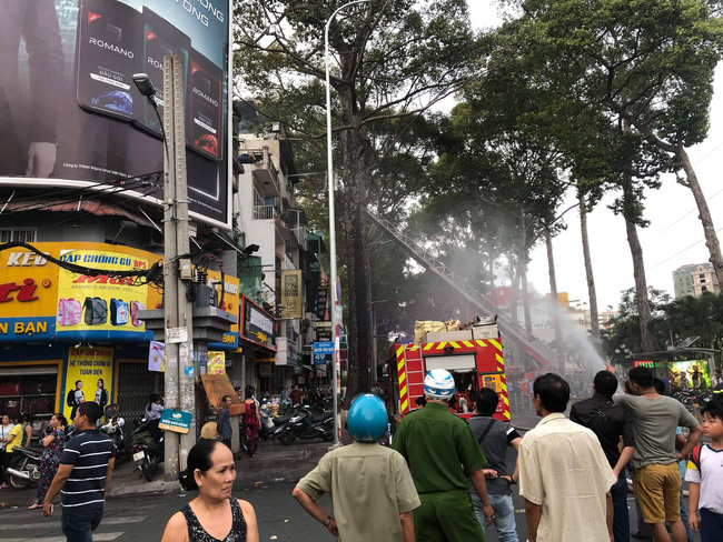 Căn nhà 5 tầng bốc cháy dữ dội, người dân tháo chạy hoảng loạn ngay trung tâm Sài Gòn