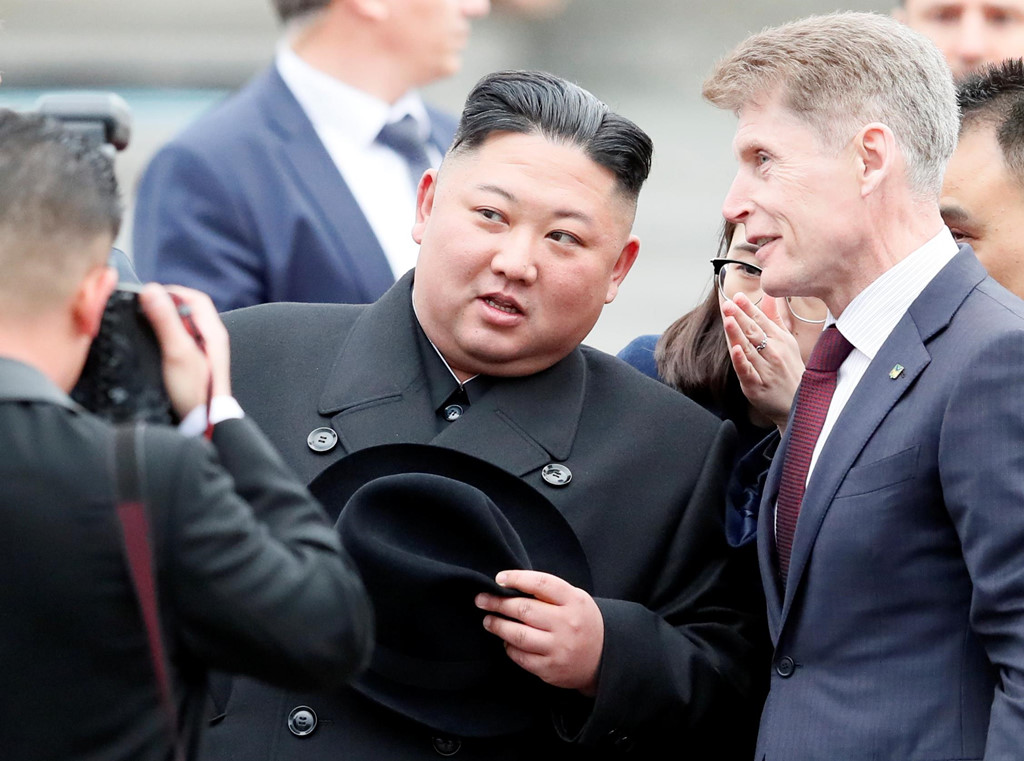 Ông Kim Jong Un mặc âu phục, bước xuống nhà ga vùng Viễn Đông của Nga