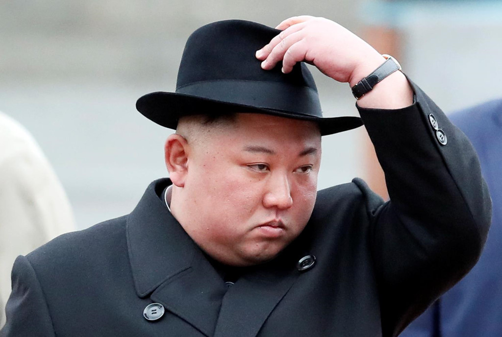 Ông Kim Jong Un mặc âu phục, bước xuống nhà ga vùng Viễn Đông của Nga