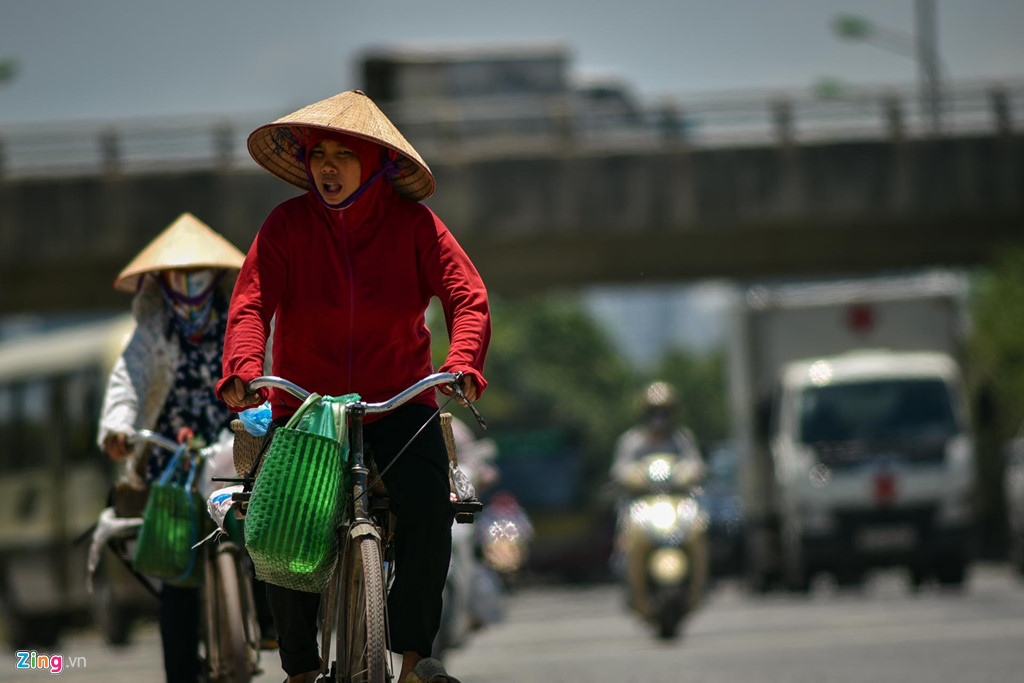 Xe Audi đội ô che nắng giữa trưa nóng trên 40 độ C