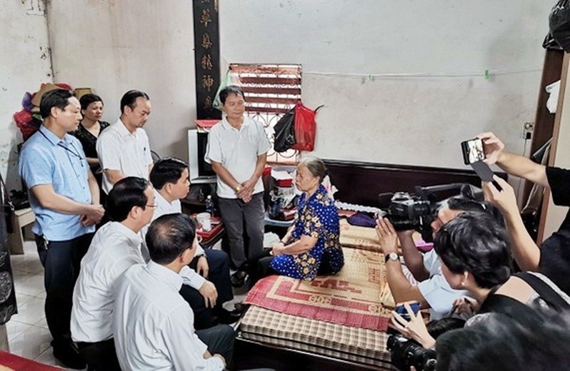 Đặc cách trao Cây chổi vàng cho nữ lao công chết oan vì xe điên