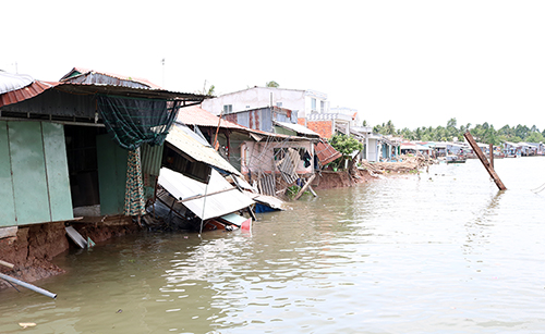 Hàng chục hộ dân Cần Thơ chạy sạt lở